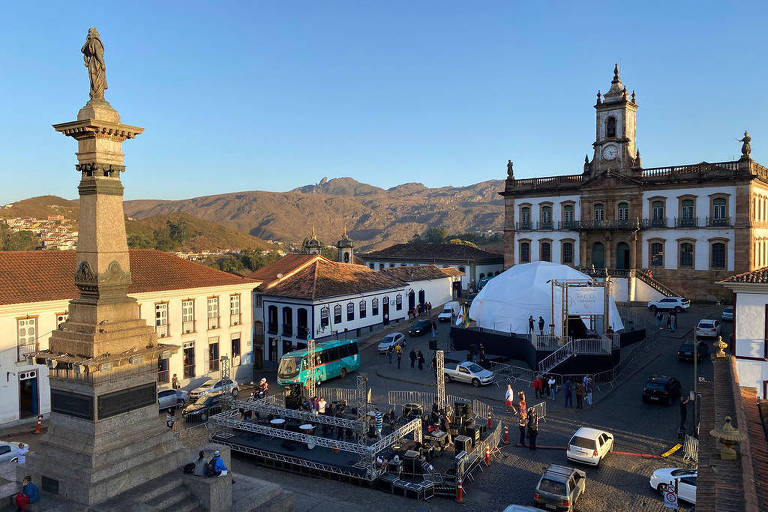 Vista aérea da praça Tiradentes, em Ouro Preto; ao fundo vemos o domo que abriga a exposição 'Já Raiou a Liberdade'