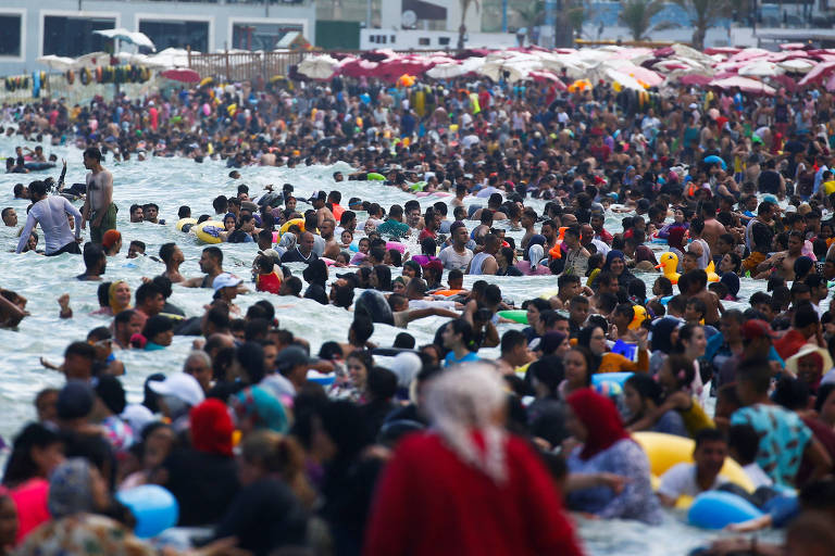 Egípcios aproveitam a praia na cidade mediterrânea de Alexandria