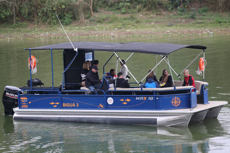 Barco com oficiais da Policia Civil e um suspeito da morte do ambientalista Adolfo Souza Duarte navega pela represa Billings