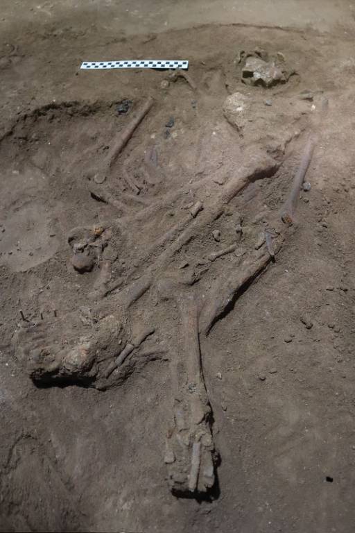Esqueleto do Homo sapiens encontrado com a perna cortada na região da canela na caverna de Liang Tebo, um grande abrigo de rocha calcária na ilha de Bornéu, na Indonésia