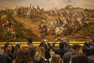 Visitantes em frente ao quadro Independência ou Morte, no Museu do Ipiranga