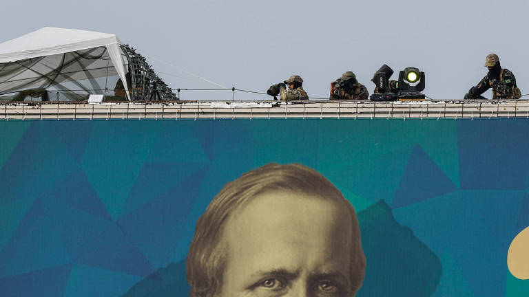 Atiradores de elite em estrutura na Esplanada dos Ministérios durante comemoração do Bicentenário da Independência, em Brasília