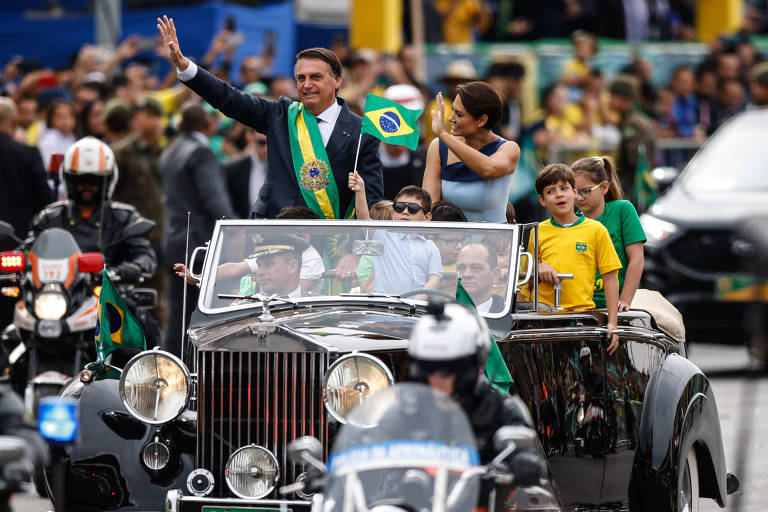 O presidente e a primeira dama Michelle Bolsonaro participam do desfile do 7 de Setembro na Esplanada dos Ministérios, em Brasília