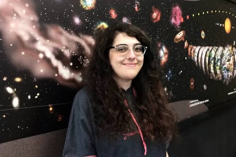 Roberta Duarte posa em sala do Instituto de Astronomia, Geofísica e Ciências Atmosféricas, na USP