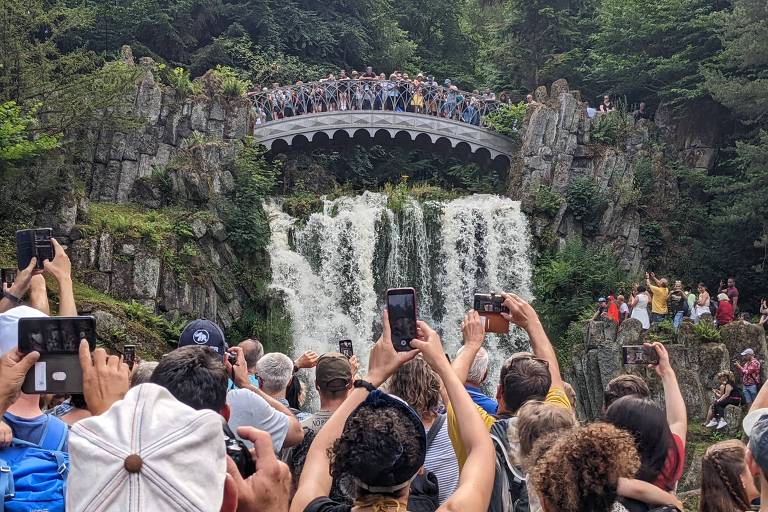 Turistas se aglomeram para fotos em cascatas com 750 mil litros de água na Alemanha
