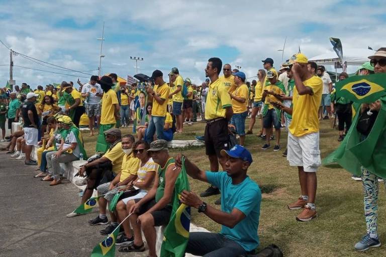 Apoiadores do presidente Jair Bolsonaro se reúnem no Farol da Barra, em Salvador, para uma caminhada; manifestação acontece próximo a Campo Grande, local da cerimônia oficial de comemoração do bicentenário da independência do Brasil 