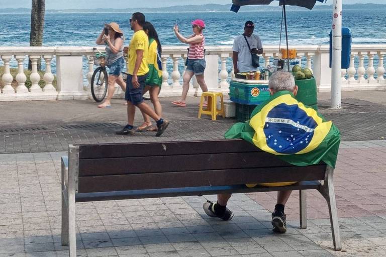 Apoiadores do presidente Jair Bolsonaro se reúnem no Farol da Barra, em Salvador, para uma caminhada; manifestação acontece próximo a Campo Grande, local da cerimônia oficial de comemoração do bicentenário da independência do Brasil 