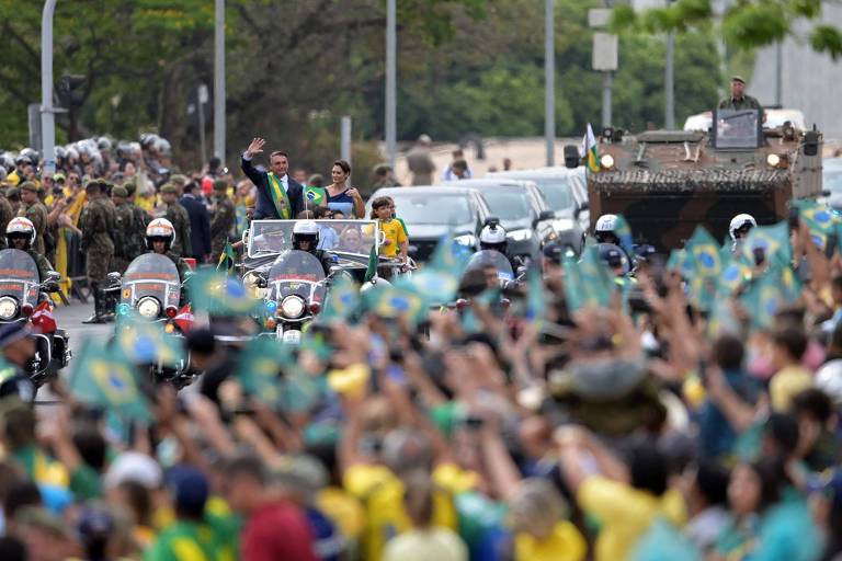O presidente Jair Bolsonaro, ao lado da primeira-dama, Michelle Bolsonaro, durante desfile militar que marca os 200 anos da Independência do Brasil, em Brasília