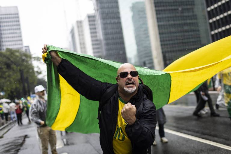 Apoiador do presidente Jair Bolsonaro participa de ato na avenida Paulista, durante as comemorações do Bicentenário da Independência