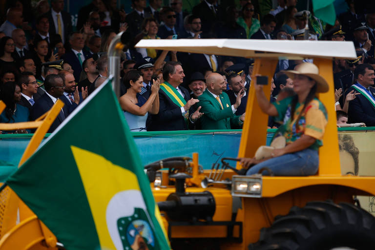 O presidente Jair Bolsonaro acompanha desfile em comemoração ao bicentenário da independência na Esplanada dos Ministérios, em Brasília