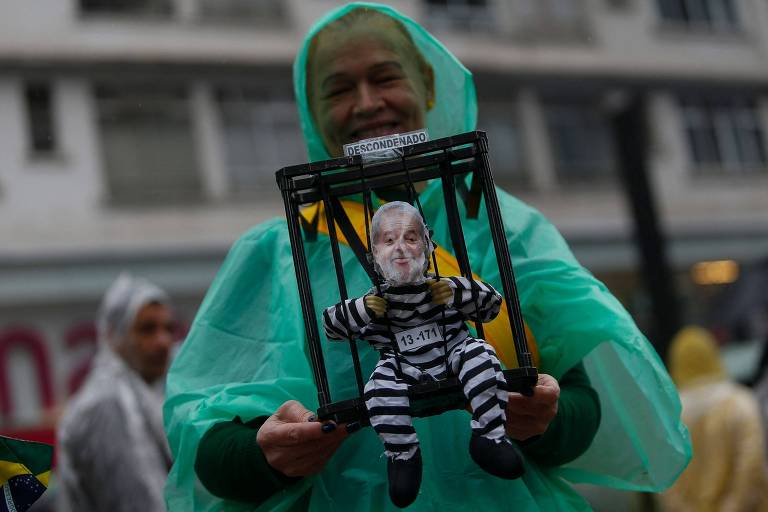 Apoiadora do presidente Jair Bolsonaro exibe boneco de Lula vestido como presidiário durante as comemorações do 7 de Setembro na avenida Paulista, em São Paulo