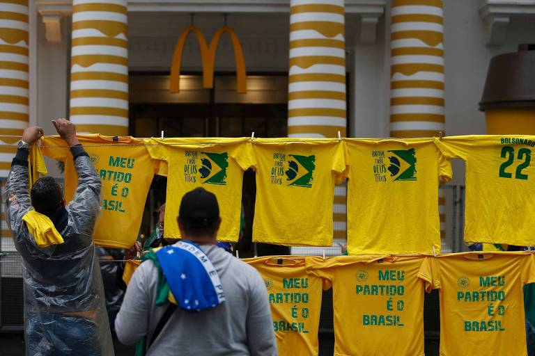 Ambulantes vendem camisetas em apoio ao presidente Jair Bolsonaro durante as comemorações do 7 de Setembro na avenida Paulista, em São Paulo