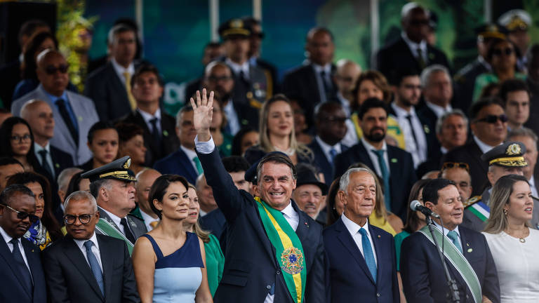 O presidente Jair Bolsonaro (c) ao lado da primeira-dama, Michelle Bolsonaro, e do presidente de Portugal, Marcelo Rebelo de Souza, e demais autoridades participam da comemoração dos 200 anos da Independência do Brasil, em Brasília