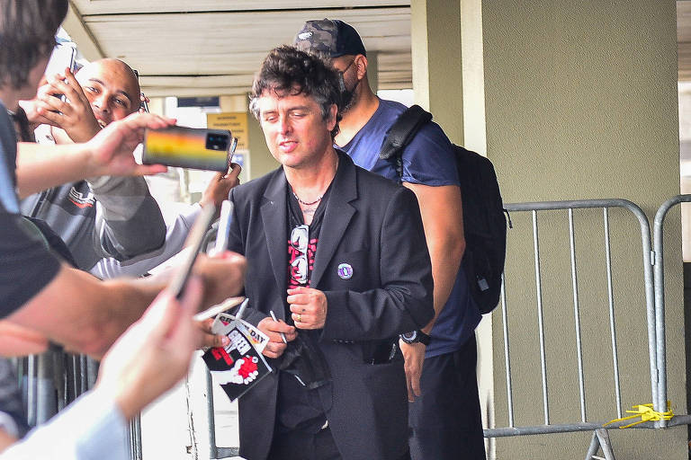 Green Day desembarcou no aeroporto do Rio de Janeiro nesta quarta (7), dois dias antes de se apresentar no Rock in Rio