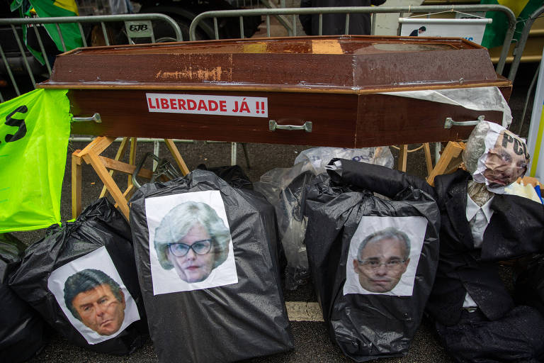 Apoiadores do presidente Jair Bolsonaro levam caixão com imagens de ministros do STF para manifestação na avenida Paulista, em São Paulo
