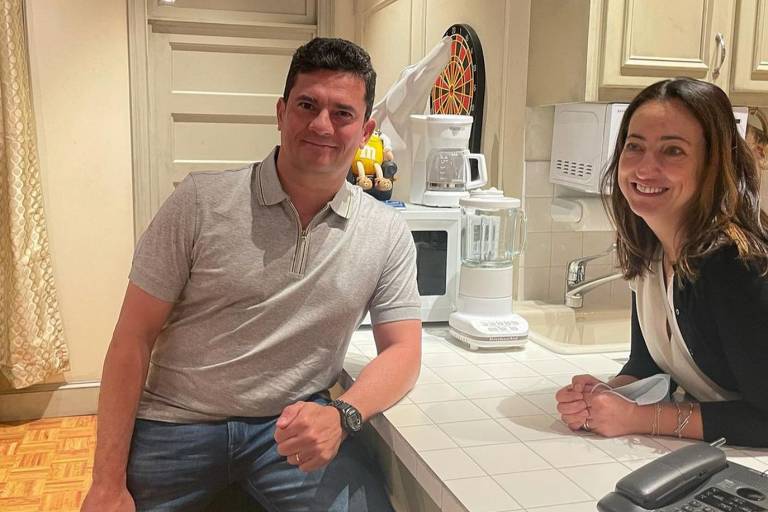 O ex-juiz Sergio Moro e a mulher, Rosângela Moro, visitam a Friends Experience 