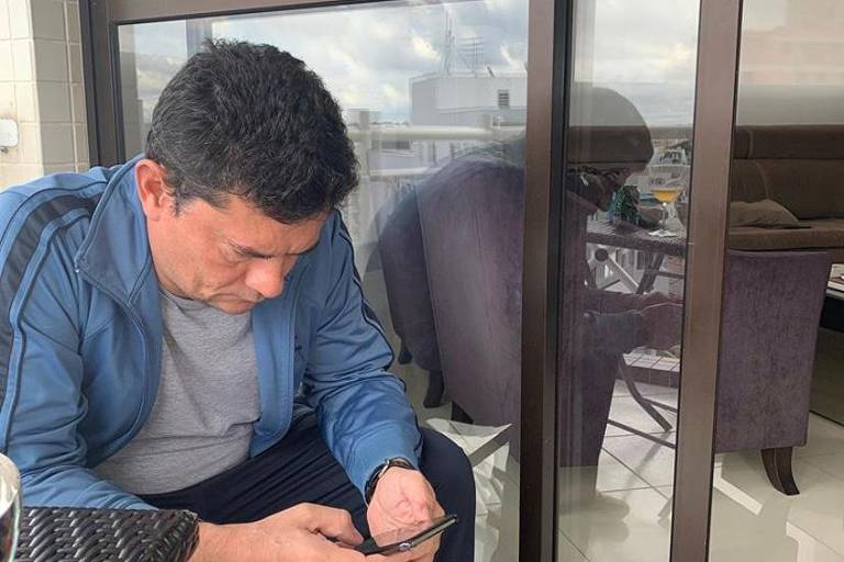 O então ministro da Justiça, Sergio Moro, em foto tirada por sua mulher, Rosângela Moro, trabalhando de casa, no início da pandemia, em março de 2020 