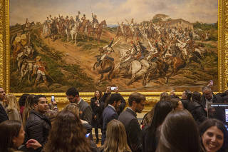 Visitantes em frente ao quadro Independência ou Morte, no Museu do Ipiranga