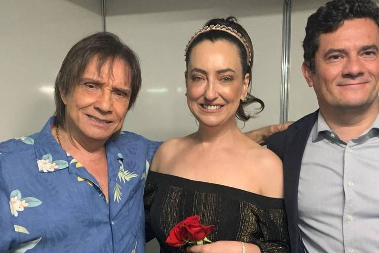 O cantor Roberto Carlos recebe o casal Rosângela e Sergio Moro no camarim após show 