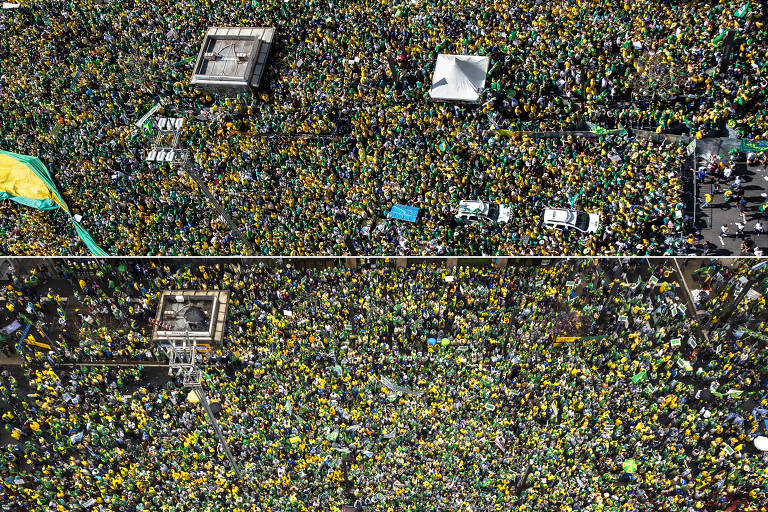 Montagem feita com imagens de atos em apoio ao presidente Jair Bolsonaro em São Paulo, em 2021 (acima) e 2022 (abaixo)