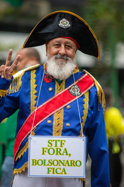Toninho Gusman, conhecido como o "Papai Noel da Mooca", se vestiu de Dom Pedro 1º para protestar contra o STF e apoiar o presidente Jair Bolsonaro (PL) na avenida Paulista