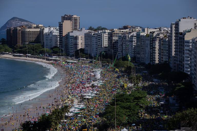 Apoiadores do presidente Jair Bolsonaro durante ato em comemoração ao 7 de Setembro na praia de Copacabana