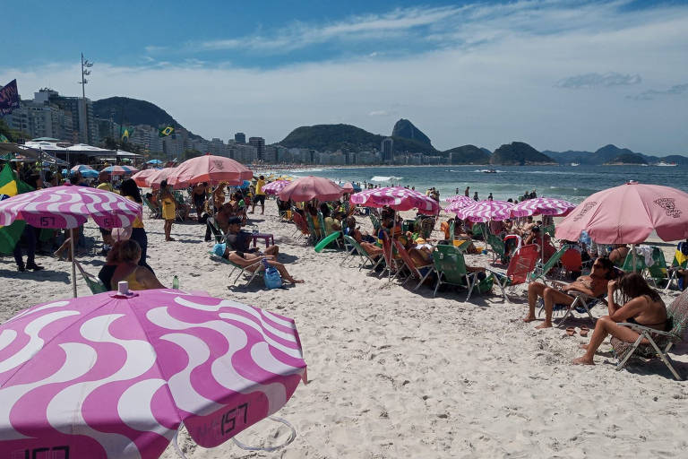 Banhistas na praia de Copacabana 