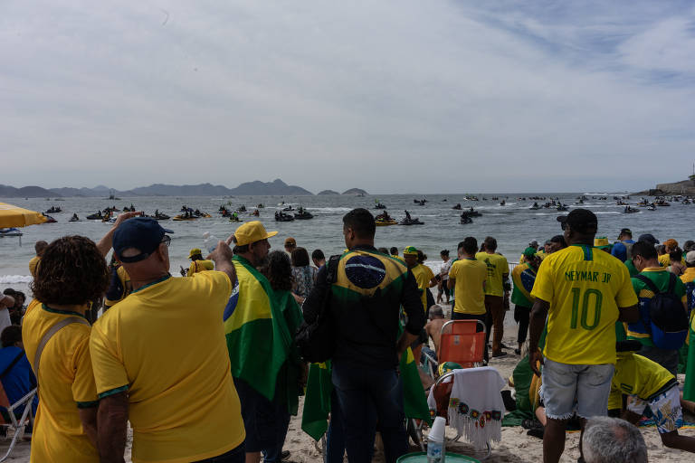 Apoiadores do presidente Jair Bolsonaro observam manifestação de outros bolsonaristas de jet ski 