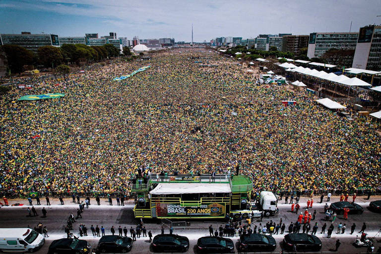 Público do desfile do 7 de Setembro em Brasília e apoiadores de Bolsonaro reunidos na Esplanada dos Ministérios