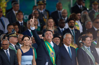 Bolsonaro e a primeira-dama, Michelle, durante desfile de 7 de Setembro