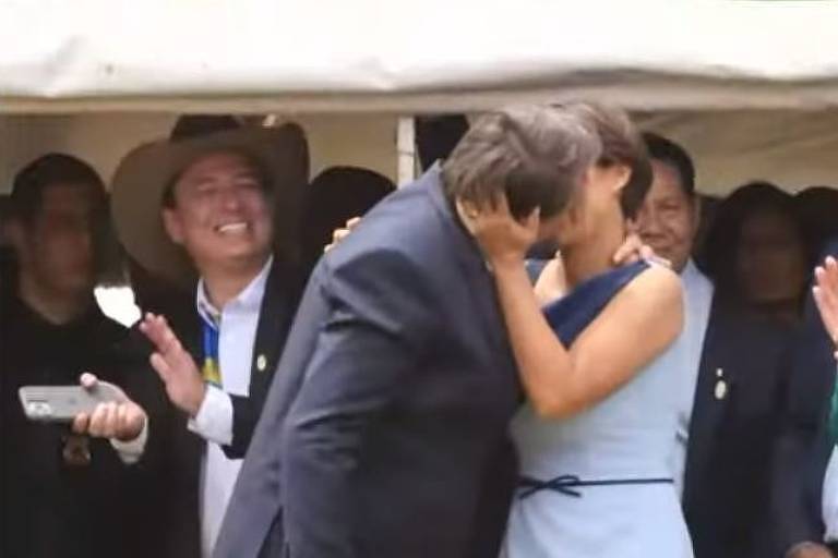 Internautas dizem que Michelle fez cara de nojo após beijo de Bolsonaro