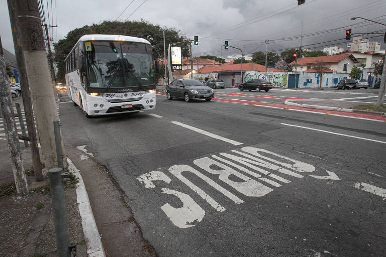 Ônibus fretado circula pela faixa exclusiva nas ruas de São Paulo