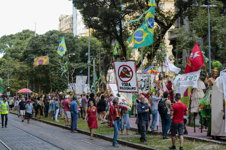 Cortejo abriu a exposição 'Parada 7: Arte em Resistência' no Rio de Janeiro