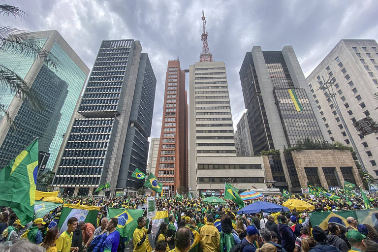 Multidão em meio aos prédios participam de ato no 7 de Setembro na Avenida Paulista