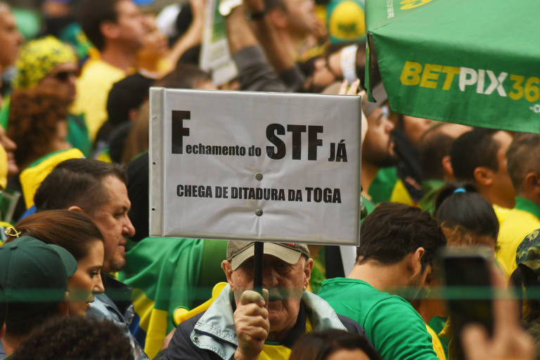 Multidão participa de ato no 7 de Setembro na Avenida Paulista