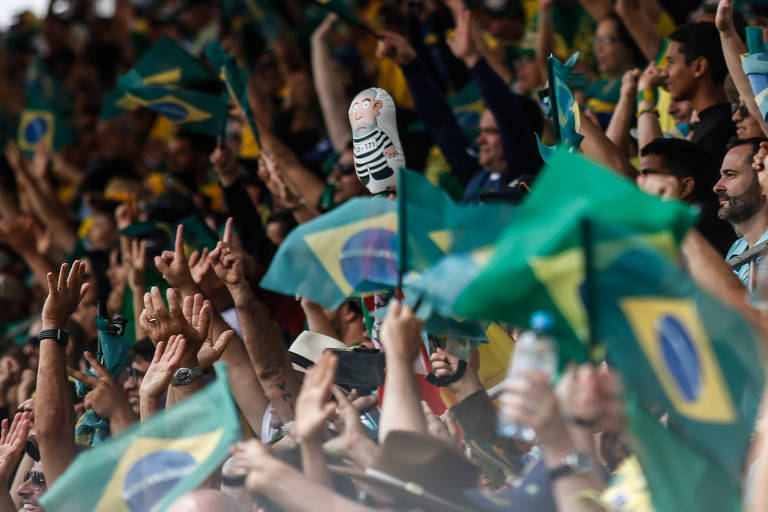 Pessoas acompanham o presidente Jair Bolsonaro no desfile de 7 de setembro na Esplanada dos Ministérios  