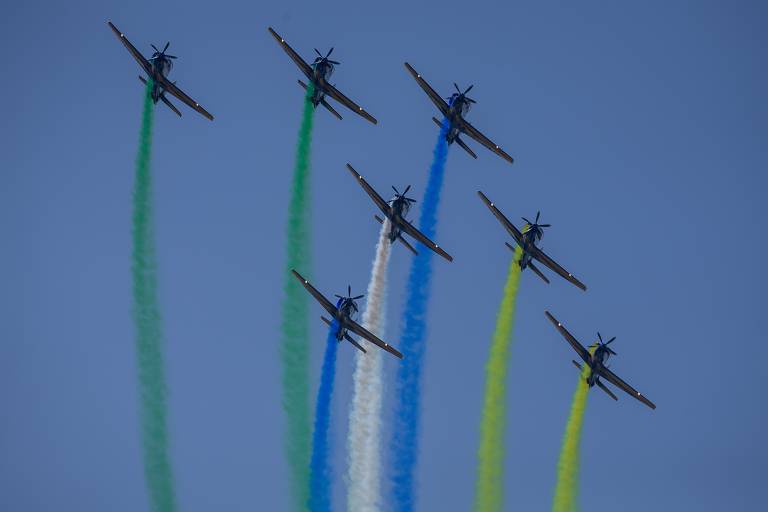 Esquadrilha da fumaça, durante ato em comemoração ao 7 de Setembro na praia de Copacabana, no Rio de Janeiro