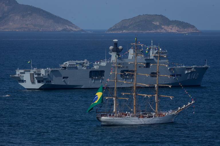 Navios da marinha durante ato em comemoração ao 7 de Setembro na praia de Copacabana, no Rio de Janeiro
