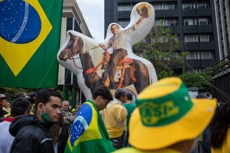 Apoiadores do presidente Jair Bolsonaro participam de manifestação na Avenida Paulista, em São Paulo, durante o dia da independência do Brasil, neste 7 de setembro. 