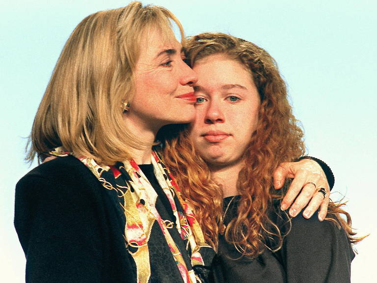 Retrato de Hillary Clinton em 1993 com sua filha Chelsea, com quem agora lança talk show
