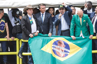 Bolsonaro, Michelle, Silas Malafaia e Luciano Hang em palanque montado em Brasília