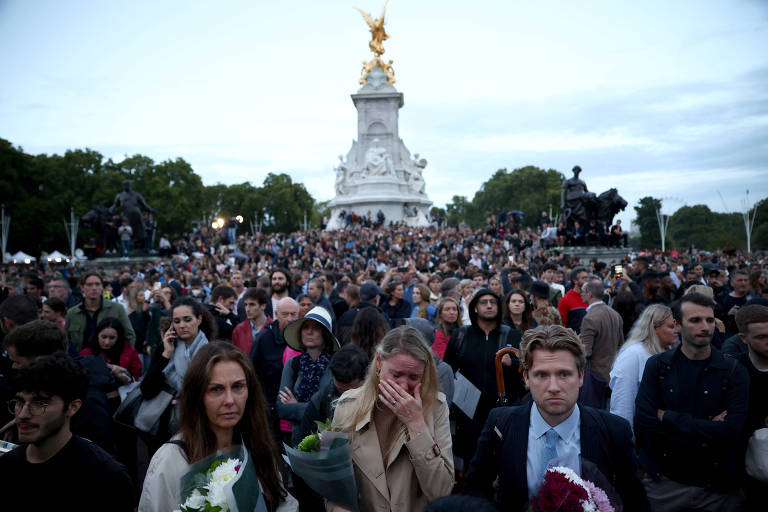 Multidão se reúne em frente a Palácio de Buckingham para se despedir de Elizabeth 2ª