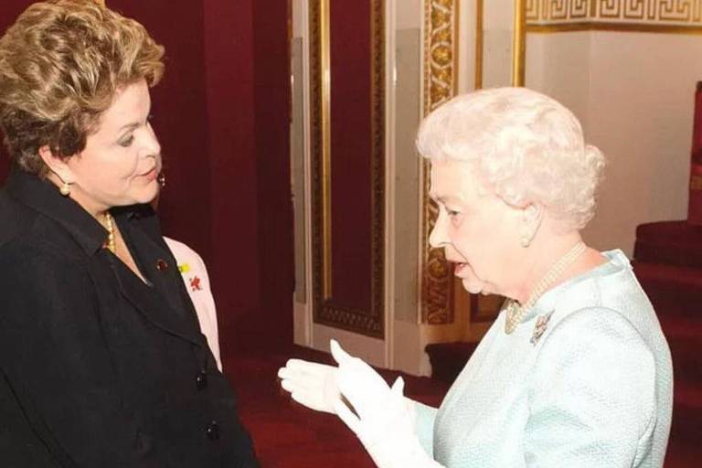 A ex-presidente Dilma Rousseff (PT) publica foto de encontro que teve com a rainha Elizabeth 2ª