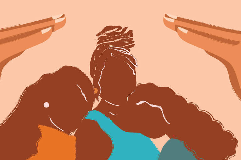 Na ilustração, de fundo bege, três mulheres abrigadas entre si estão localizadas ao centro e sobre elas pairam duas mãos cobrindo-as.