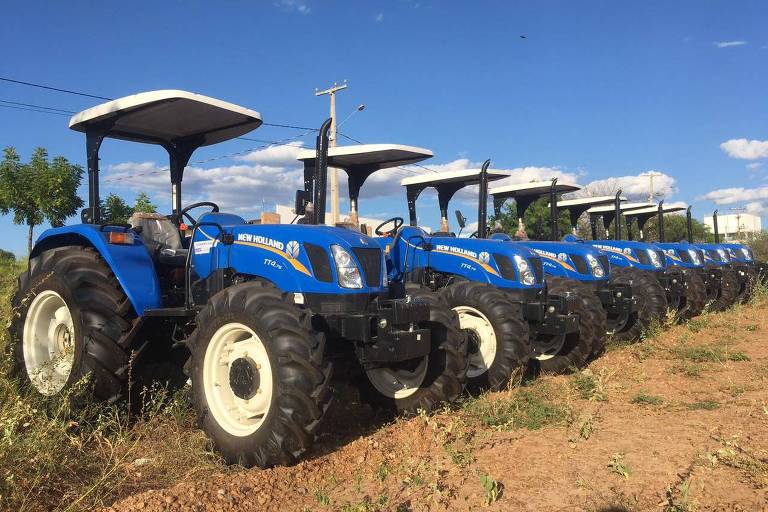 Veículos e máquinas agrícolas armazenados em terreno