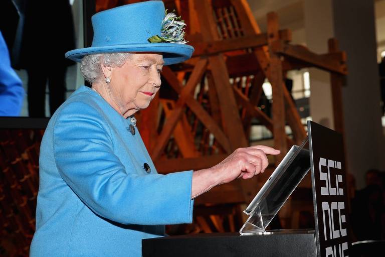 Rainha Elizabeth 2ª aperta botão para enviar seu primeiro tuite durante uma visita à exposição 'Information Age' no Science Museum, em Londres