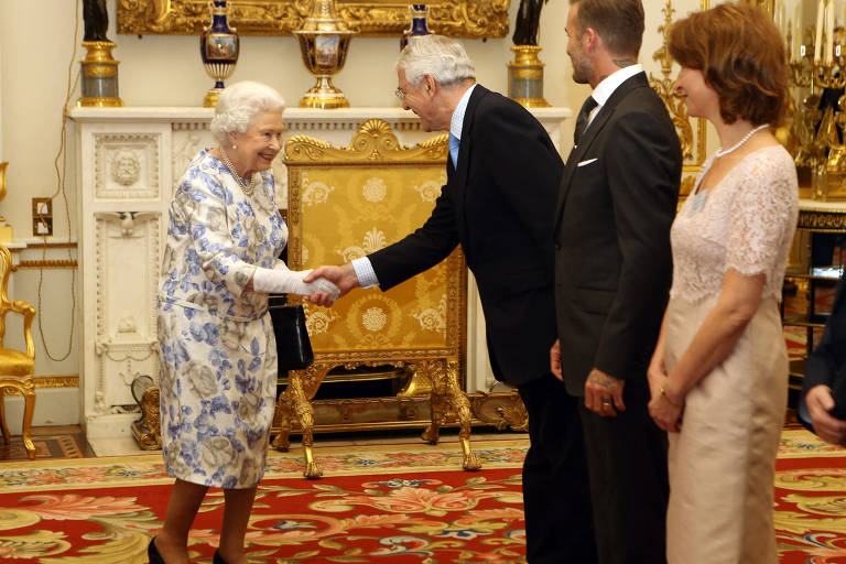 Rainha Elizabeth 2ª cumprimenta o primeiro-ministro John Major no Palácio de Buckingham em 2016
