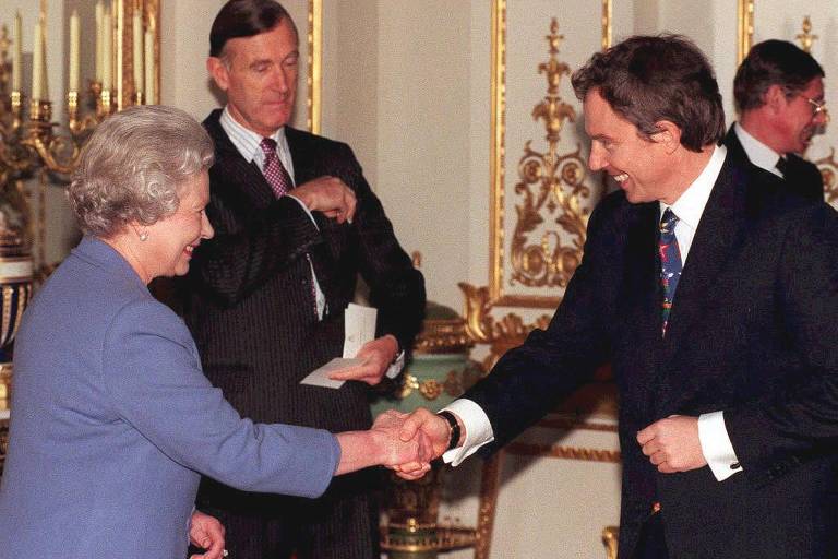 Elizabeth 2ª cumprimenta o primeiro-ministro Tony Blair no Palácio de Buckingham