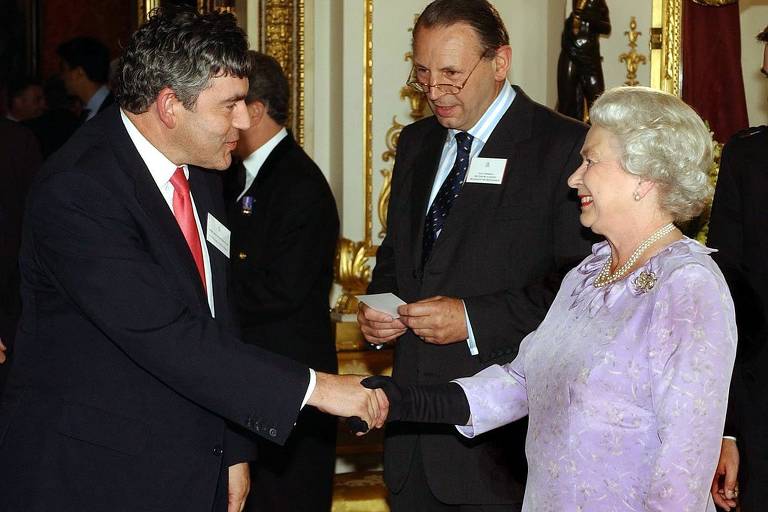 Rainha Elizabeth 2ª cumprimenta o primeiro-ministro Gordon Brown em 2004 durante recepção no Palácio de Buckingham