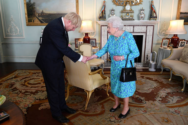 Rainha Elizabeth 2ª cumprimenta o primeiro-ministro Boris Johson durante audiência no Palácio de Buckingham em 2019